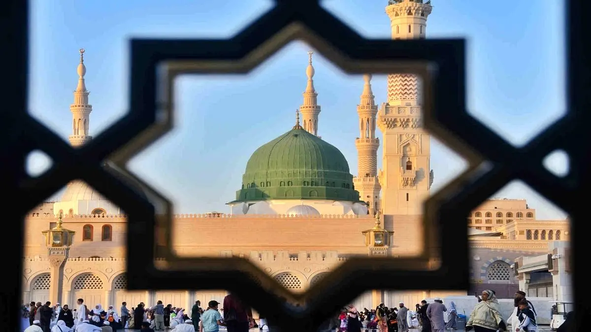 تصویری جالب از هلال ماه بر فراز گنبد مسجد النبی