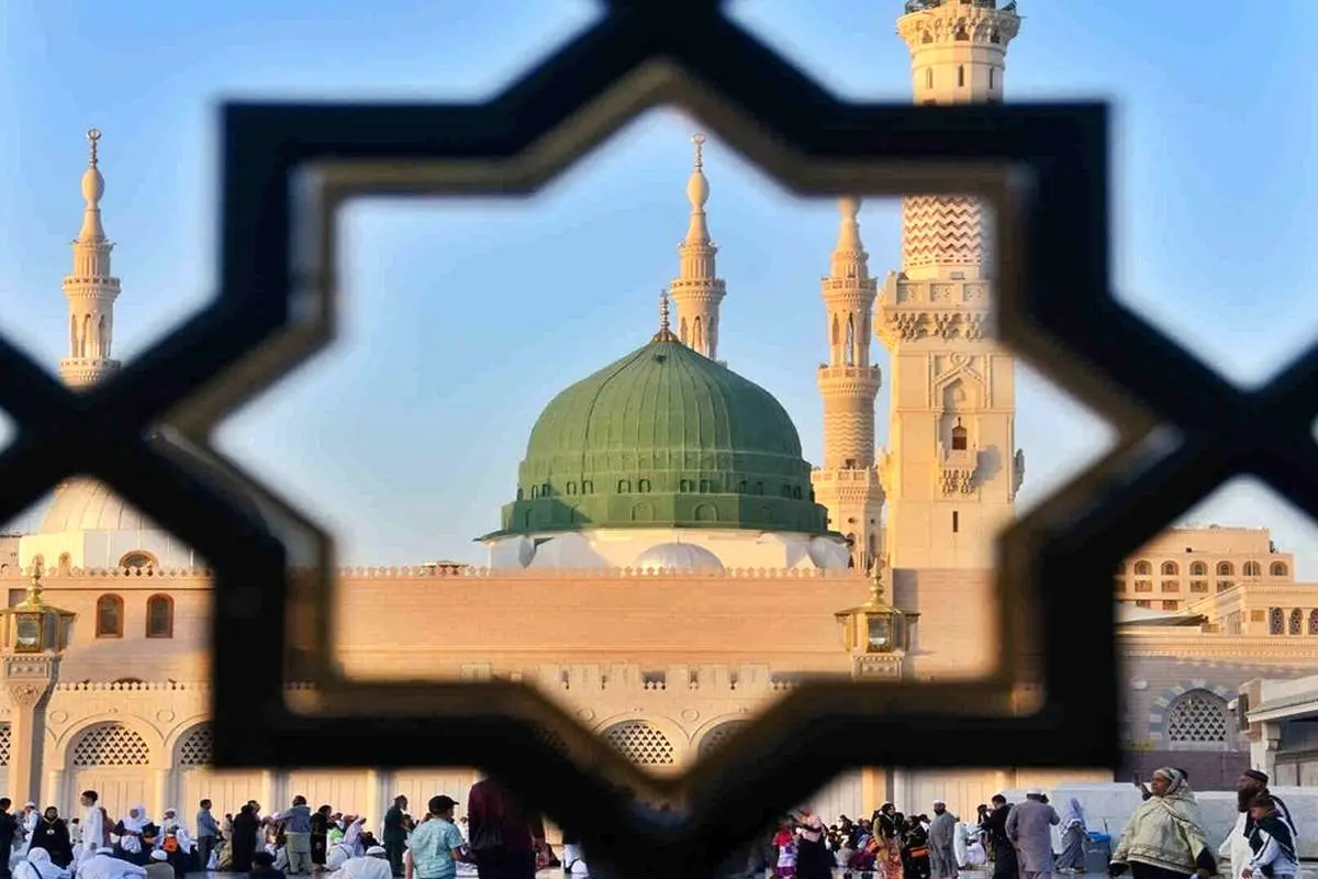 تصویری جالب از هلال ماه بر فراز گنبد مسجد النبی