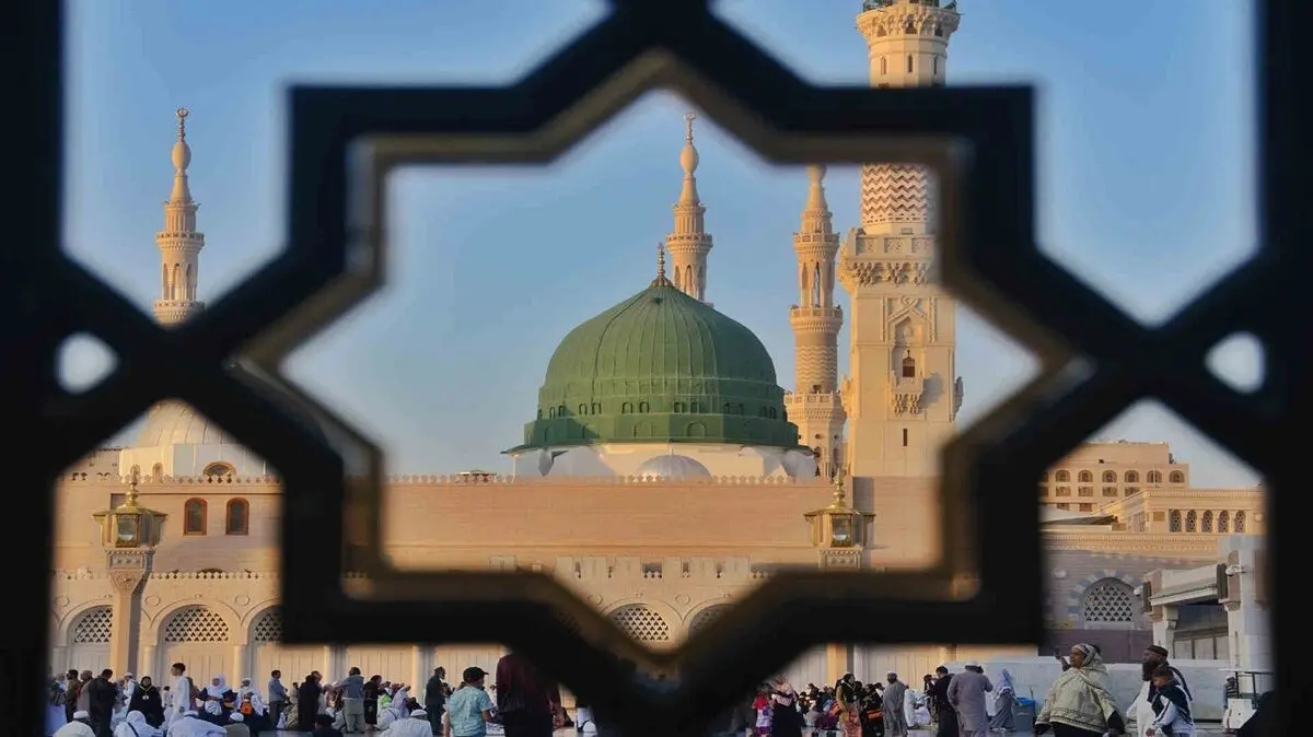 تصویری جالب از هلال ماه بر فراز گنبد مسجد النبی