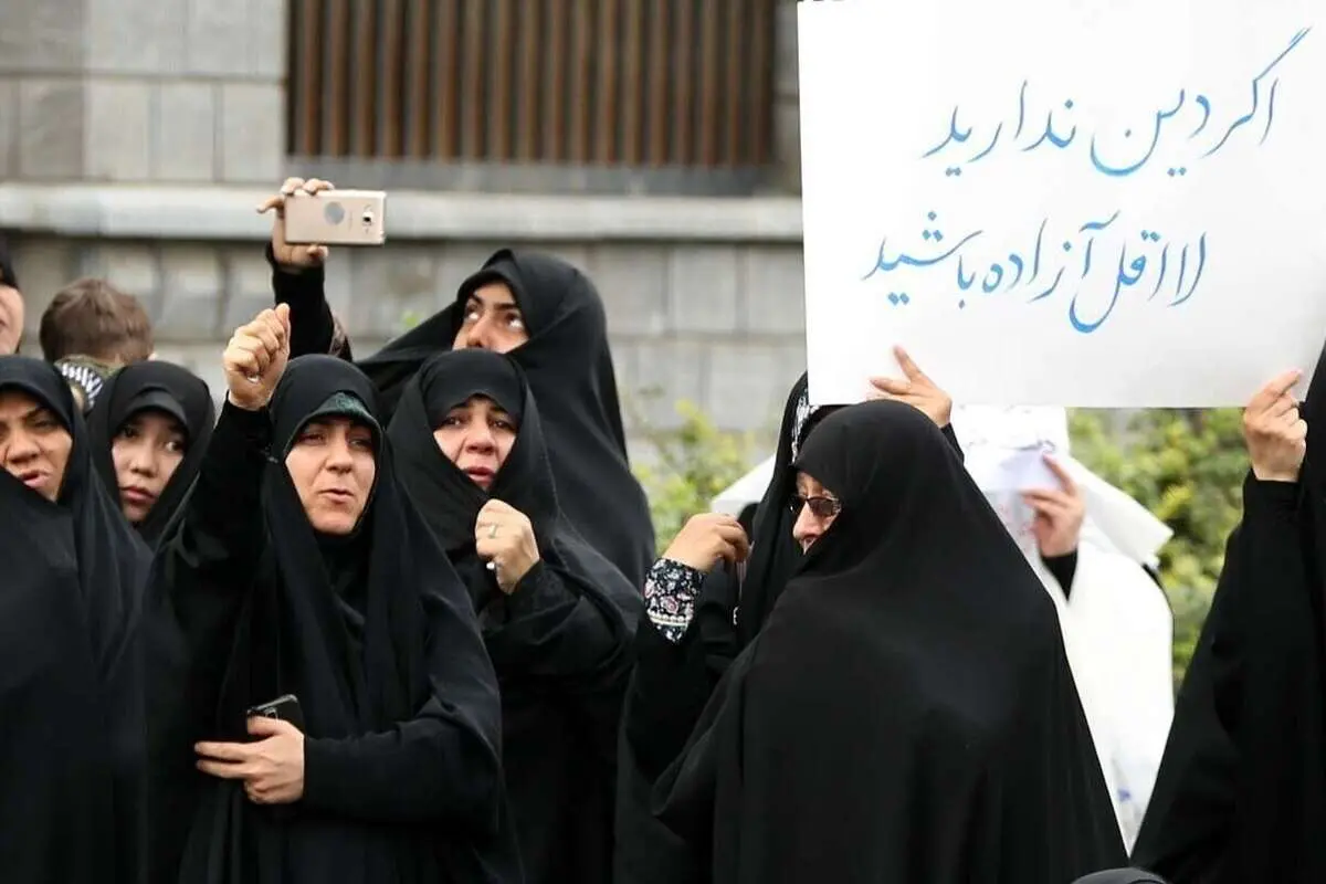 ۲۰ نفر دیگر جمع می‌کردید، بعد اتمام حجت می‌کردید!؛ نکاتی درباره تجمع چند خانم مقابل دفتر مرجع تقلید