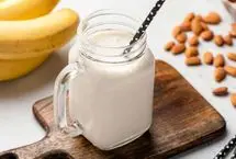 روش تهیه اسموتی موز و بادام، مناسب افطار