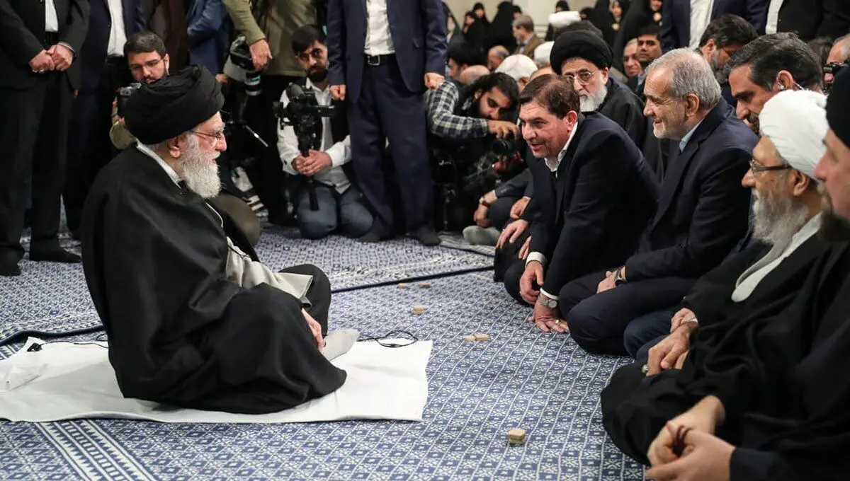 تصاویری از گفتگوی خودمانی رهبر انقلاب با مسئولان