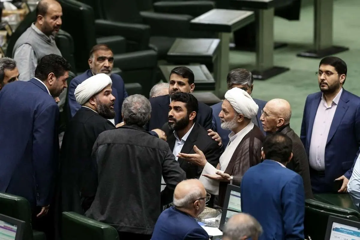 (ویدئو) حمله رسایی و تعدادی از نمایندگان به نیکبین پس از اظهارات جنجالی درباره متحصنین قانون حجاب