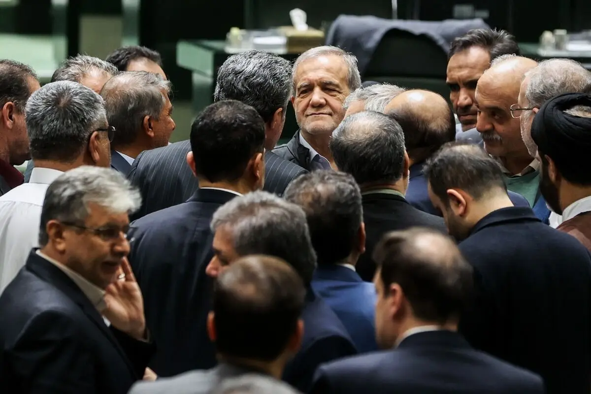 کسانی که چای دبش نوش جان کرده‌اند، مقابل پزشکیان ایستاده‌اند؛ اگر او در برابر زیاده‌خواهان...