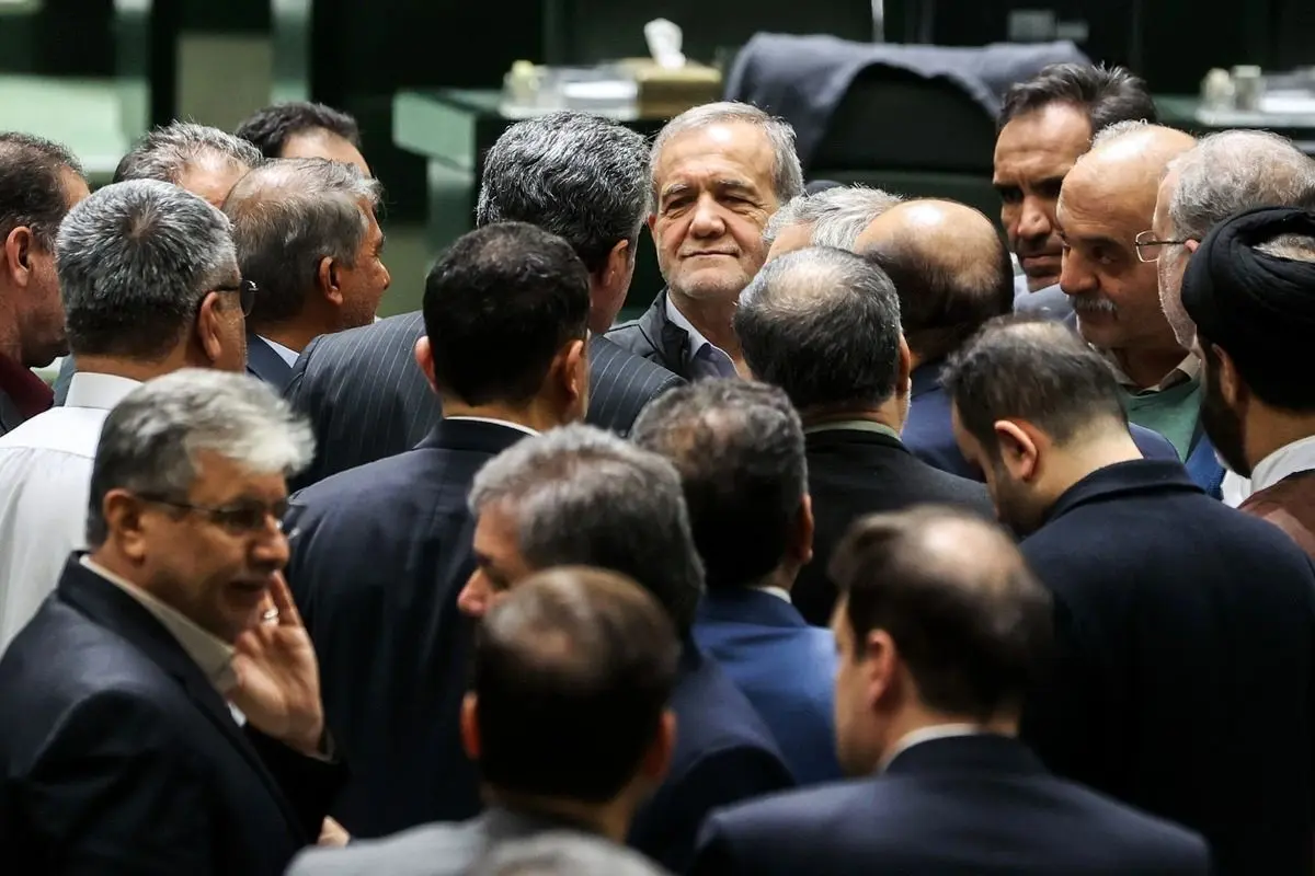کسانی که چای دبش نوش جان کرده‌اند، مقابل پزشکیان ایستاده‌اند؛ اگر او در برابر زیاده‌خواهان...