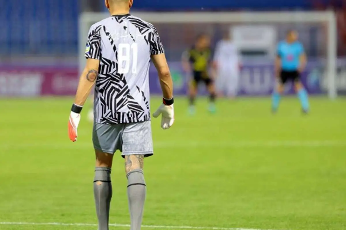 حمله استقلالیها به گلر پرسپولیسی بعد از کامنت جنجالی