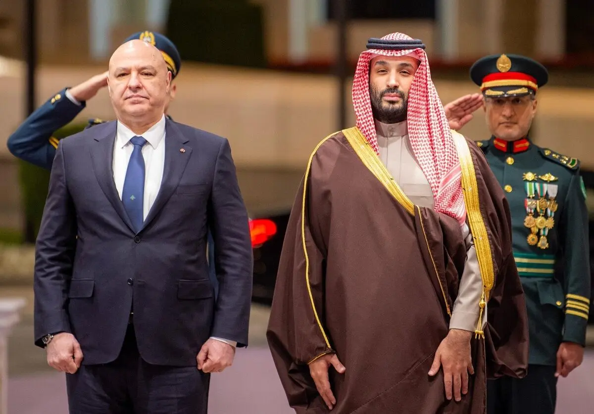 (ویدئو) استقبال ویژه بن سلمان از عون در کاخ پادشاهی یمامه