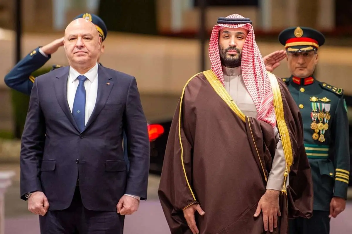 (ویدئو) استقبال ویژه بن سلمان از عون در کاخ پادشاهی یمامه