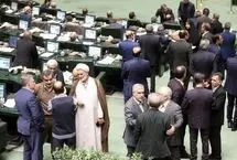 (ویدئو) تندروهای مجلس دست به کار شدند؛ امضای طومار حمایت از قانون عفاف و حجاب