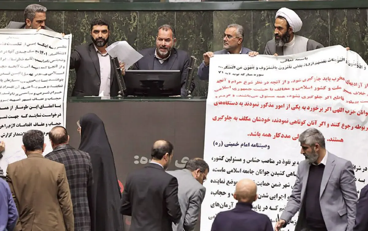 انتقاد روزنامه اصولگرا از امضای طومار ۲۰۹ نماینده درباره قانون عفاف وحجاب؛ با نظام...