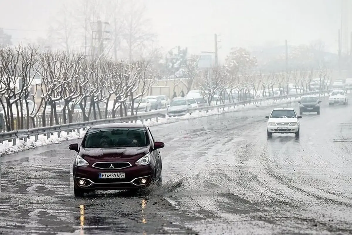 برف و باران در جاده‌های ۱۳ استان
