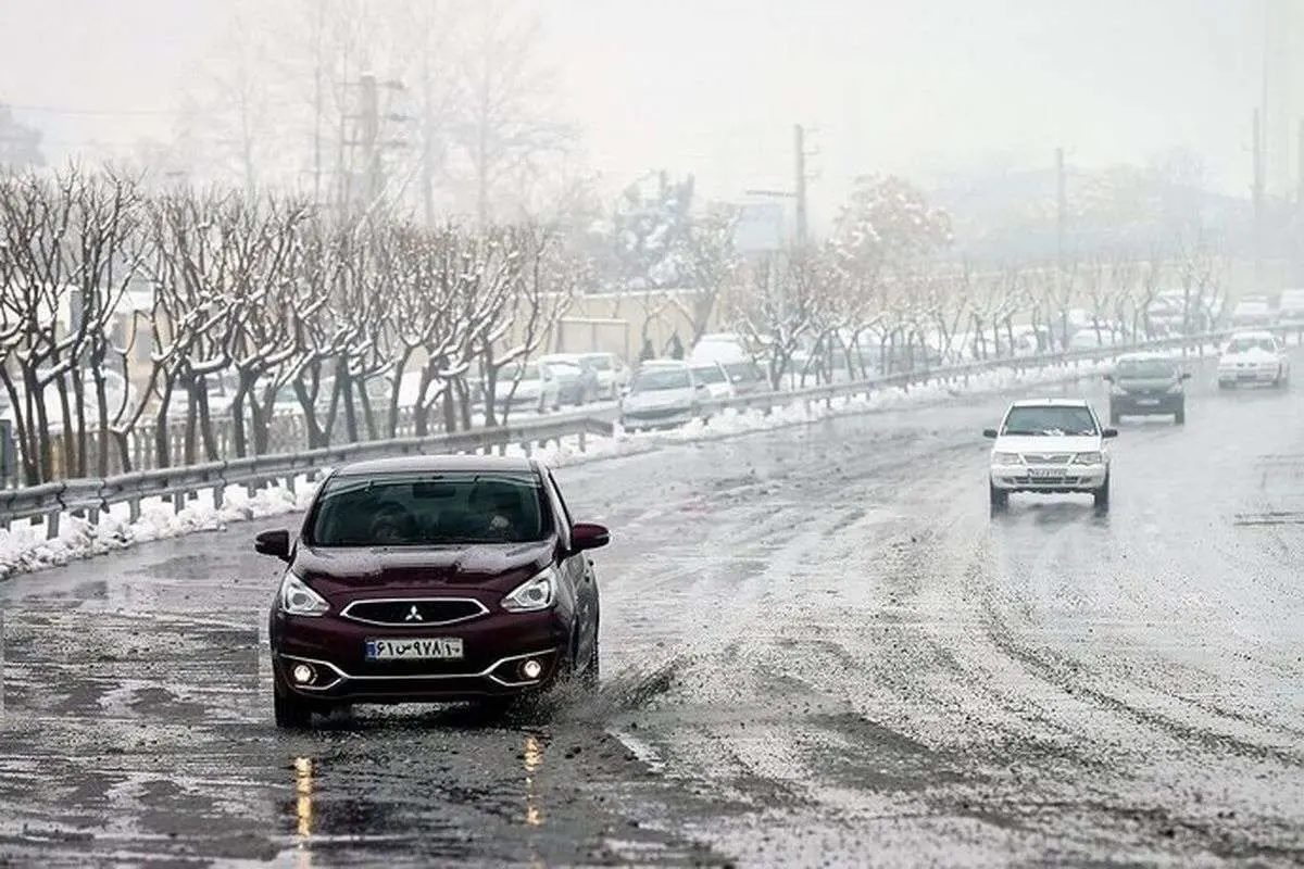 برف و باران در جادههای ۱۳ استان