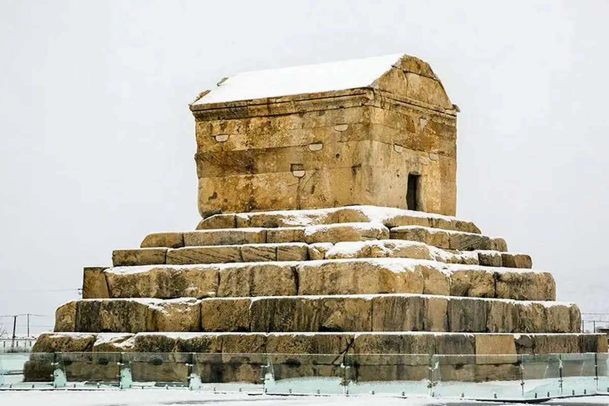 (ویدئو) مقبره کوروش سفیدپوش شد