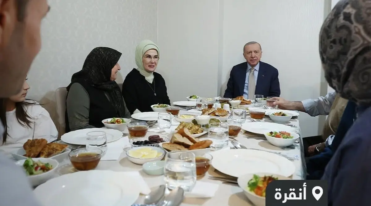 (ویدئو) اردوغان و همسرش مهمان سفره افطار یک شهروند عادی