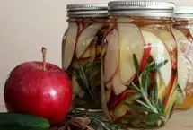 طرز تهیه ۷ مدل ترشی سیب با ادویه‌های مخصوص