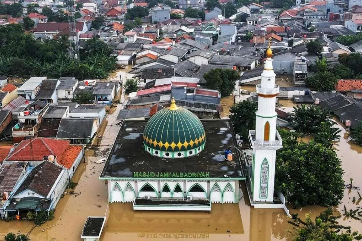 (تصاویر) سیل و آبگرفتگی خیابانها در اندونزی