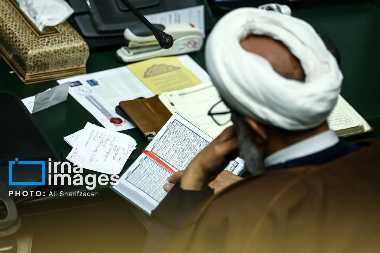 (عکس) قرآن خواندن یک نماینده در جلسه علنی مجلس