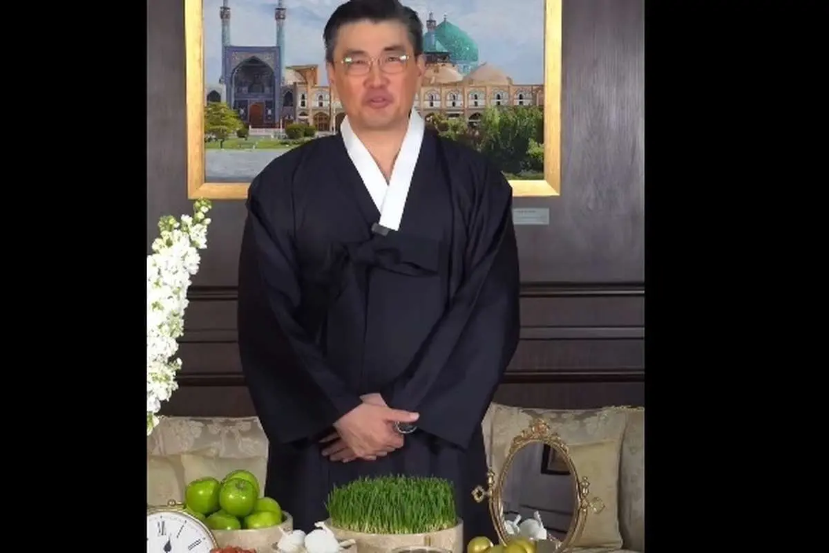 (ویدئو) حافظ خوانی و تبریک نوروز سفیر کره جنوبی پای هفت سین