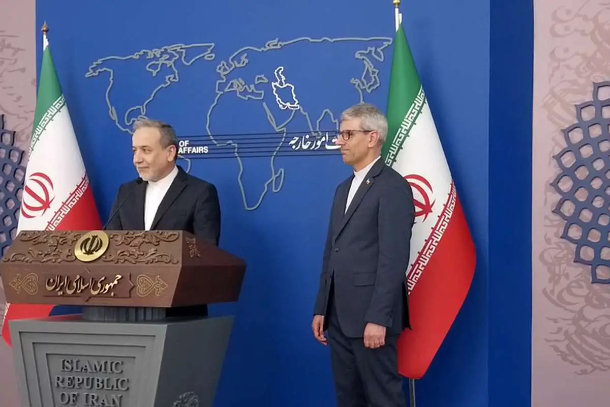 (ویدئو) حضور سرزده عباس عراقچی در آخرین نشست سخنگوی وزارت امور خارجه در سال ۱۴۰۳