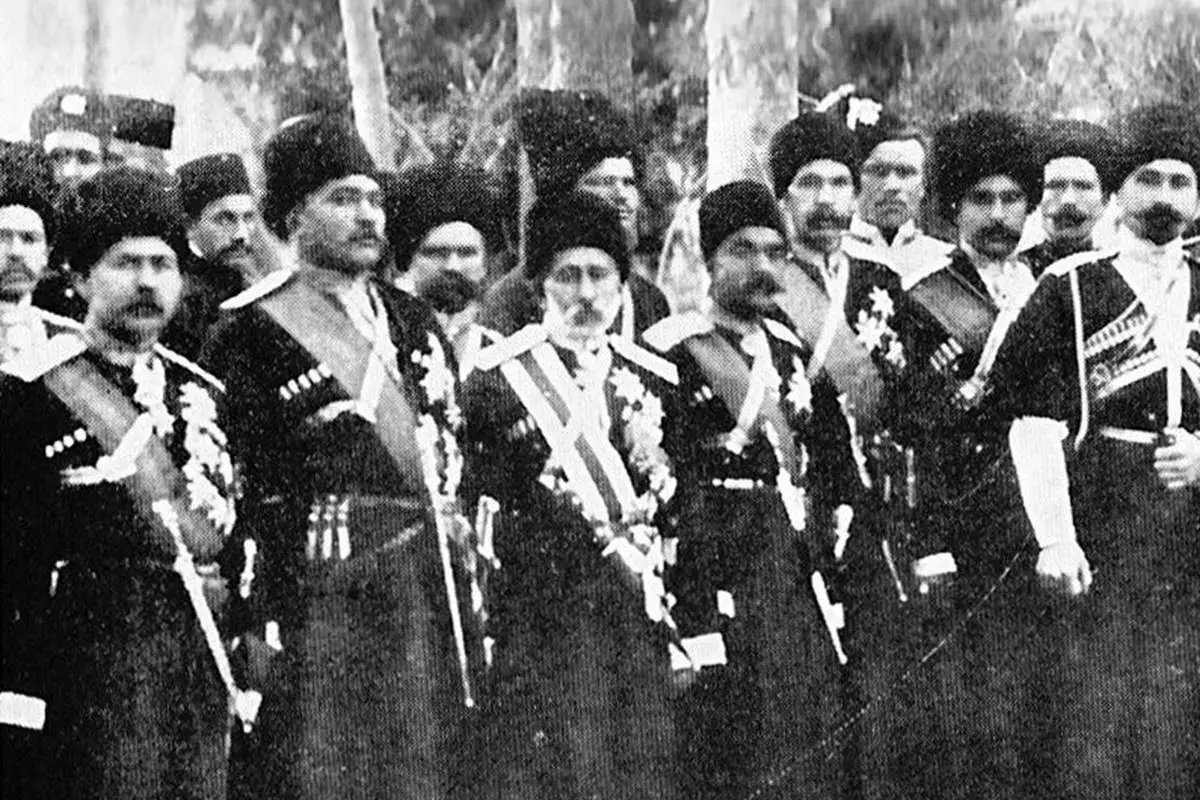 عکس یادگاری دستۀ قزاقها در دوران قاجار