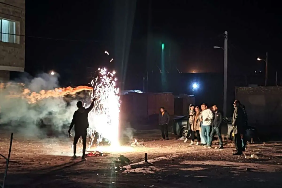 آئین کهن چهارشنبه‌سوری: از فال گوشی تا کوزه شکستن
