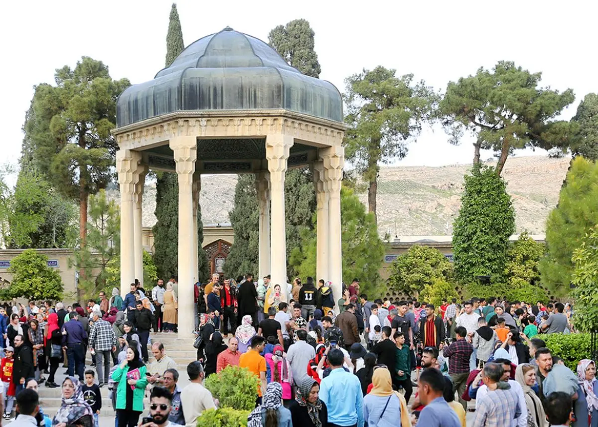 لحظه تحویل سال ۱۴۰۴ در حافظیه شیراز