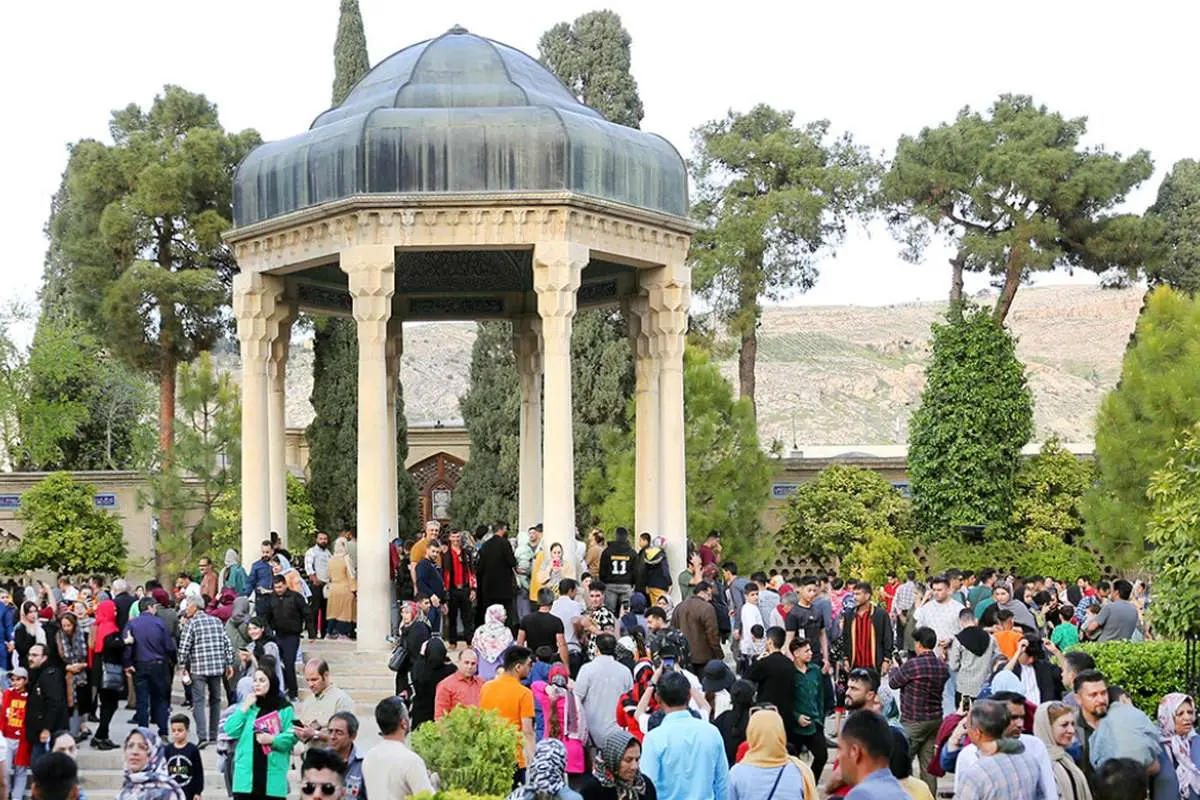لحظه تحویل سال ۱۴۰۴ در حافظیه شیراز
