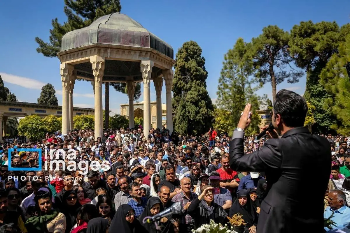(تصاویر) تحویل سال نو در آرامگاه حافظ ‎