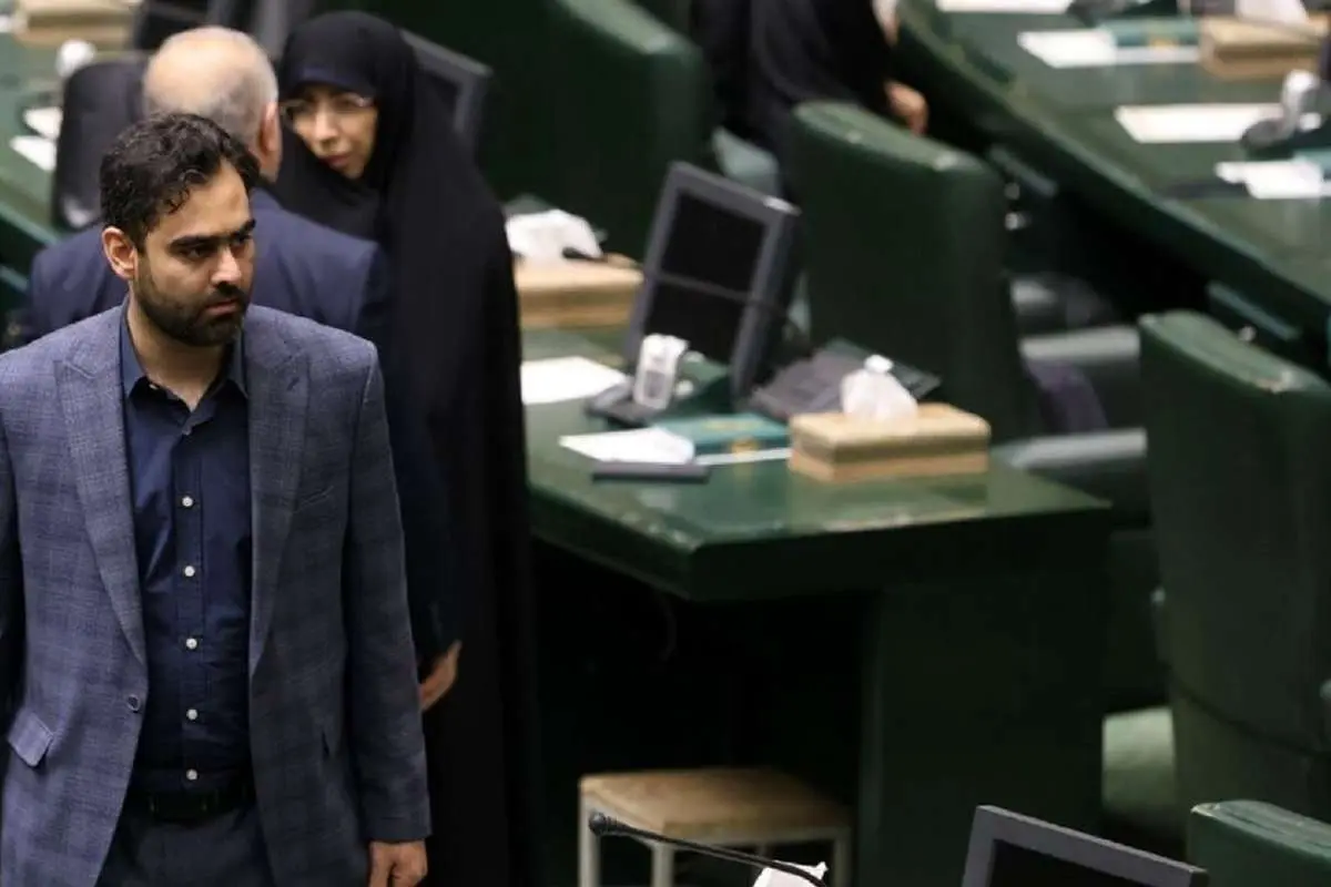 ثابتی در جمع تحصن‌کنندگان حجاب: غلط می‌کنند بگویند تجمع نکن؛ ظریف را غیرقانونی معاون راهبردی رئیس‌جمهور کردند