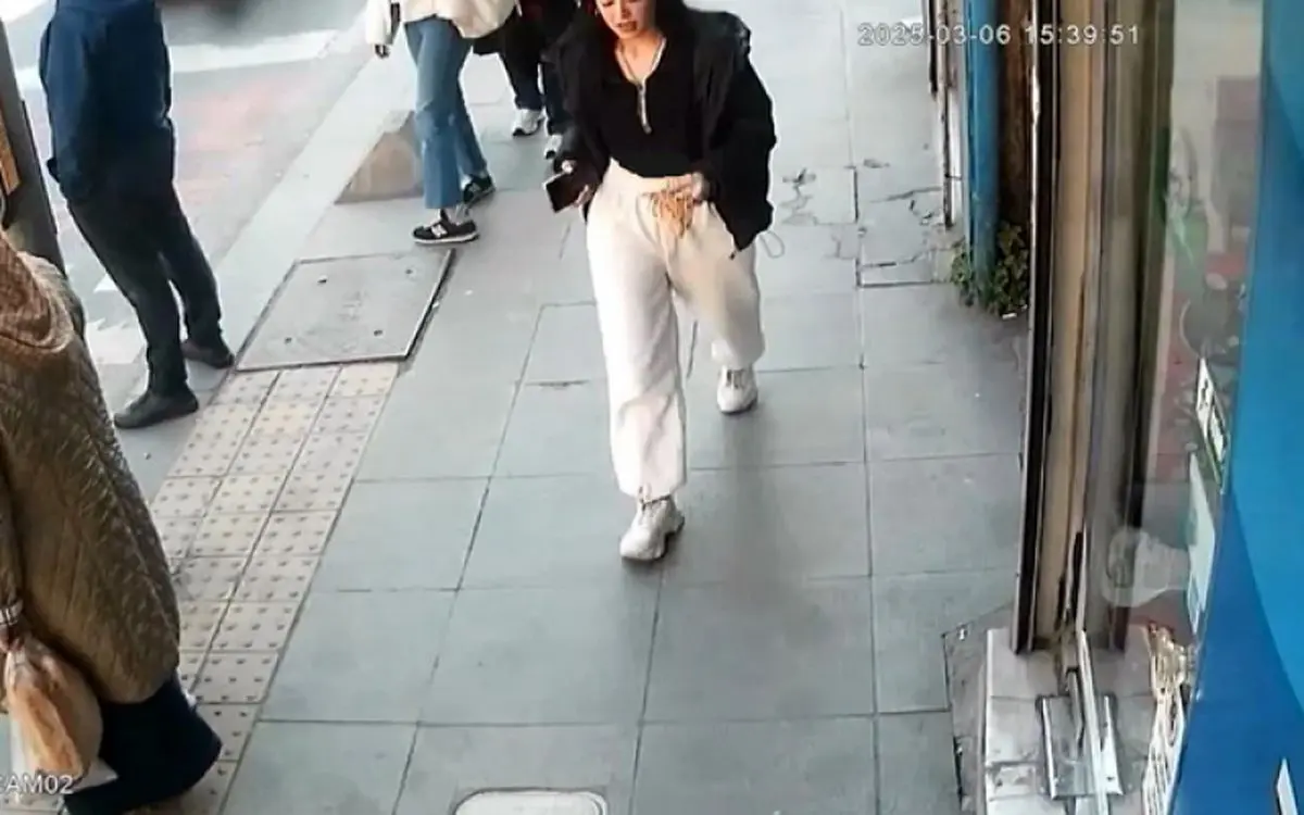 (ویدئو) لحظه سرقت و فرار دختر جوان با تاج طلا از طلافروشی!