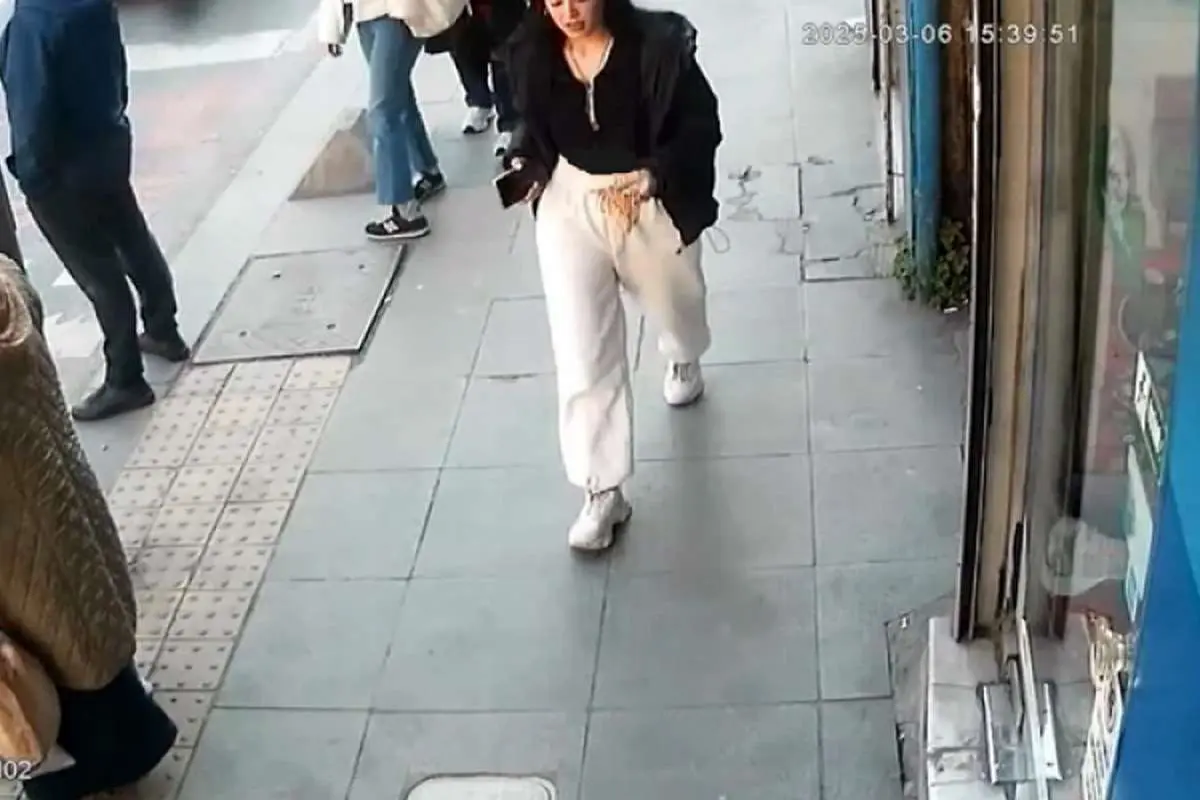 (ویدئو) لحظه سرقت و فرار دختر جوان با تاج طلا از طلافروشی!