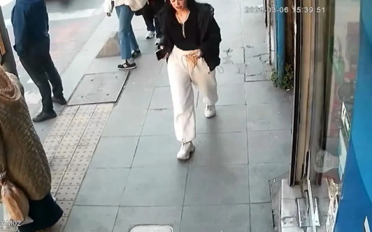 (ویدئو) لحظه سرقت و فرار دختر جوان با تاج طلا از طلافروشی!