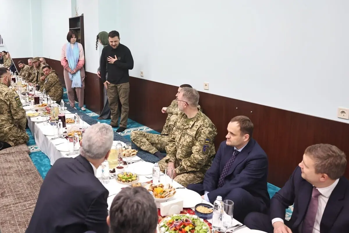 (تصاویر) رئیس جمهور اوکراین در ضیافت افطاری سربازان مسلمان