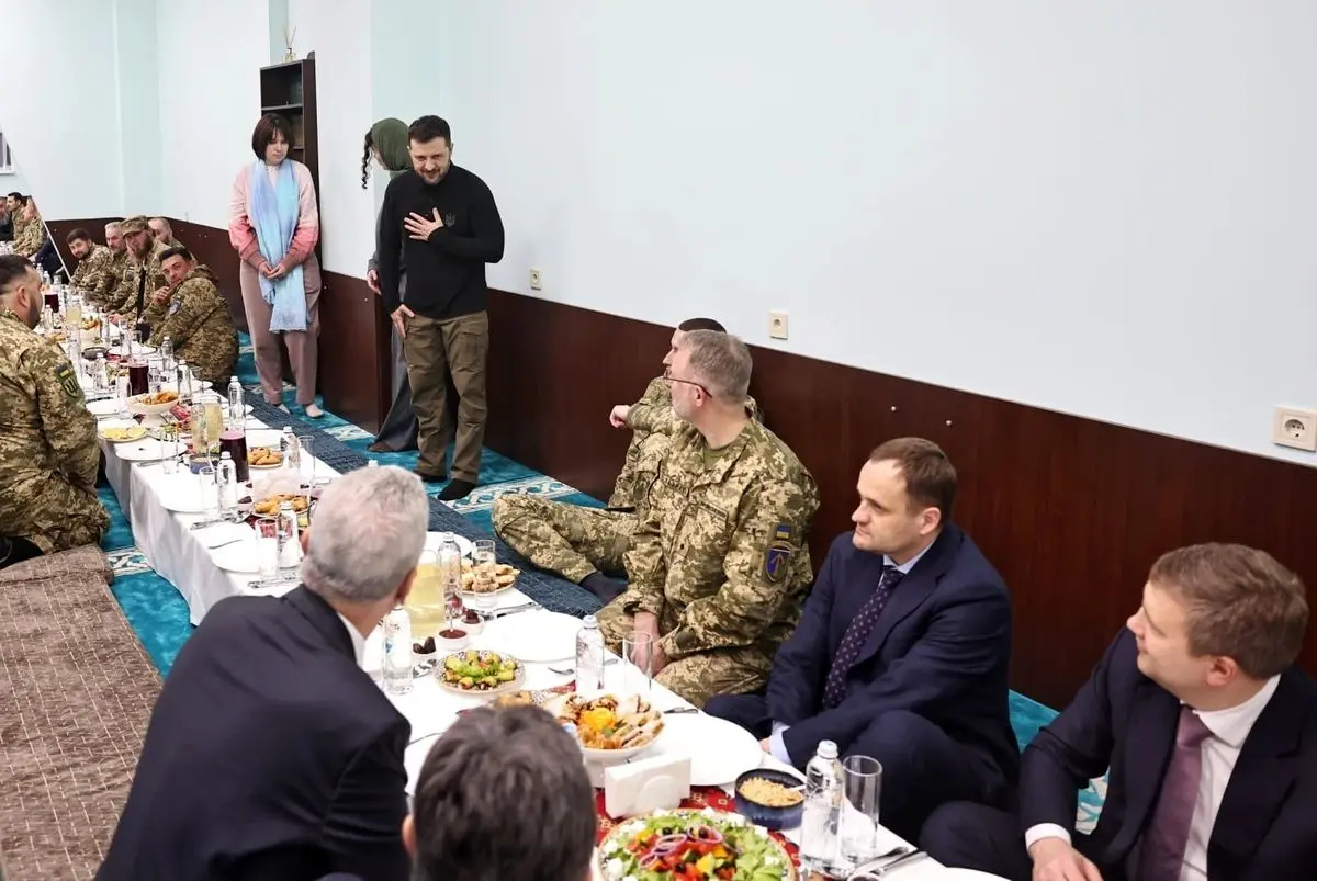 (تصاویر) رئیس جمهور اوکراین در ضیافت افطاری سربازان مسلمان