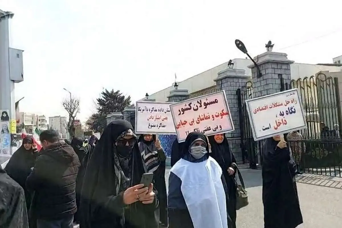 با افرادی که به بهانه قانون حجاب به مسئولان توهین میکنند، چه باید کرد؟