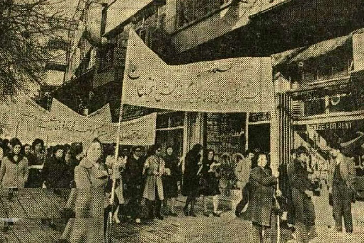 (عکس) راهپیمایی زنان مقابل فروشگاههای بزرگ: از اینجا چیزی نخرید!