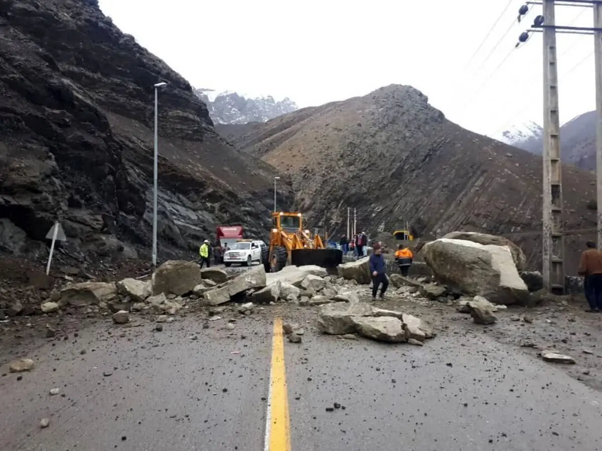 ریزش سنگ در جاده چالوس و هراز؛ پلیس راه هشدار داد