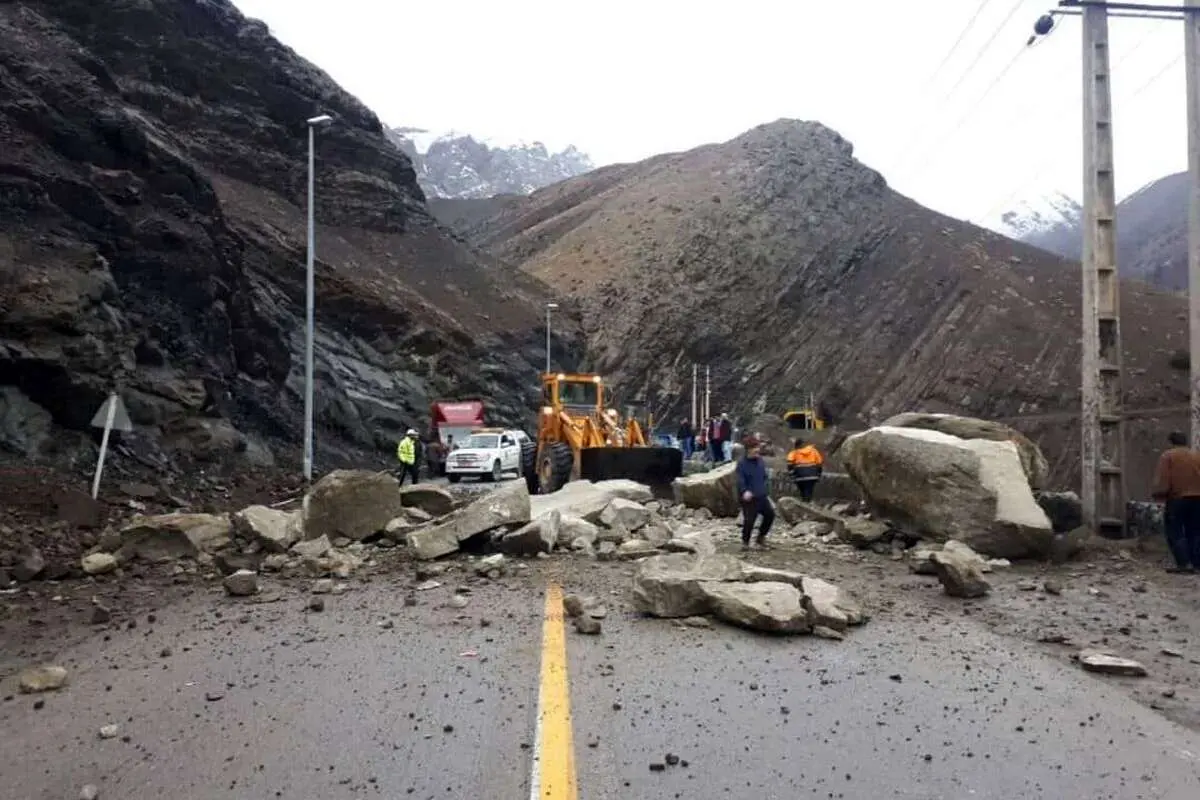 ریزش سنگ در جاده چالوس و هراز؛ پلیس راه هشدار داد