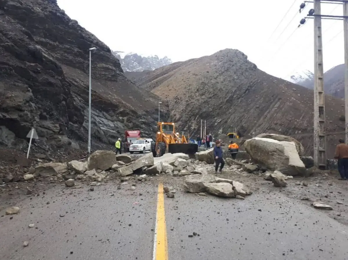 ریزش سنگ در جاده چالوس و هراز؛ پلیس راه هشدار داد