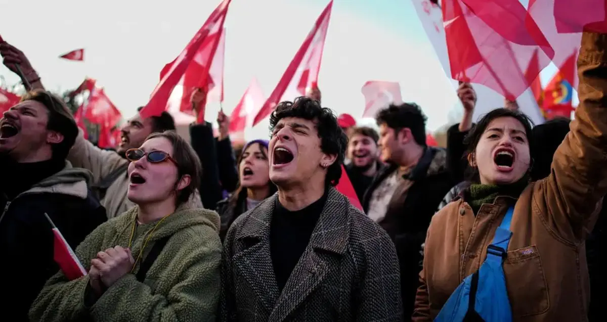 (ویدیو) تجمع معترضان اردوغان در مقابل دادگاه امام‌اوغلو