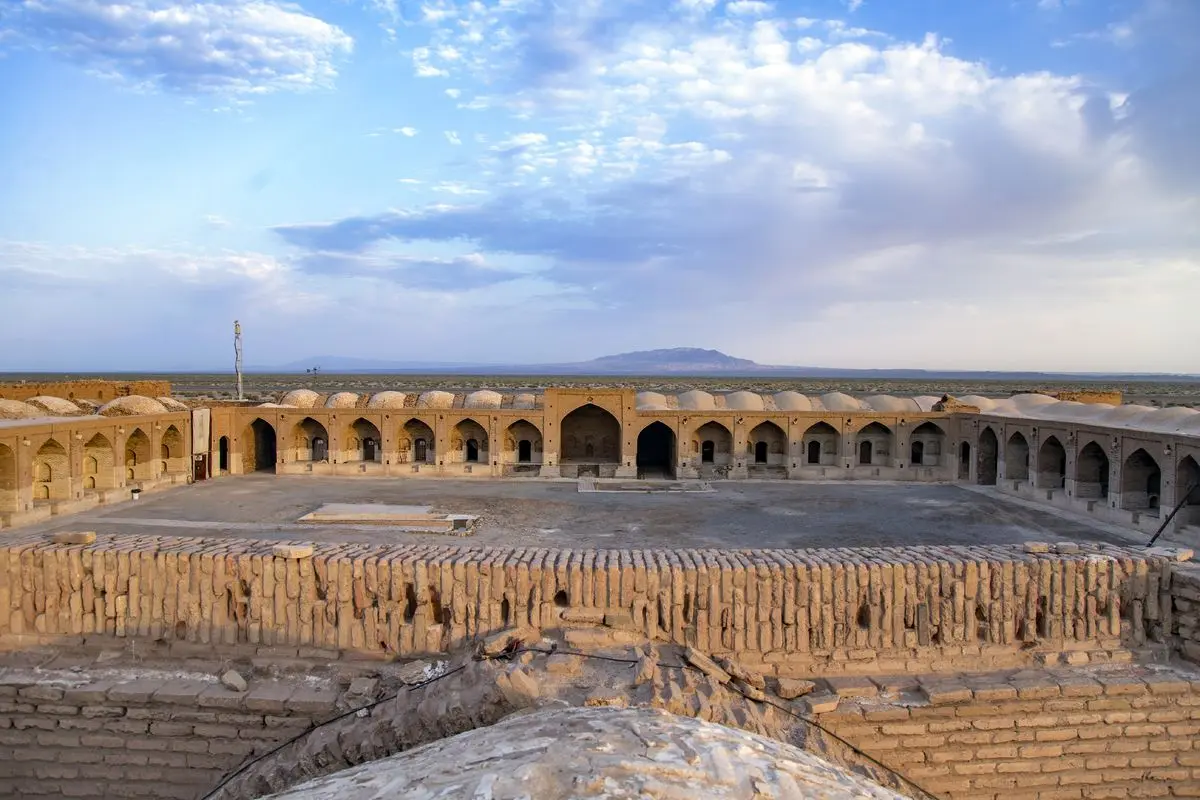 کاروانسرای دیرگچین قم؛ نگین بی‌همتای معماری ایران