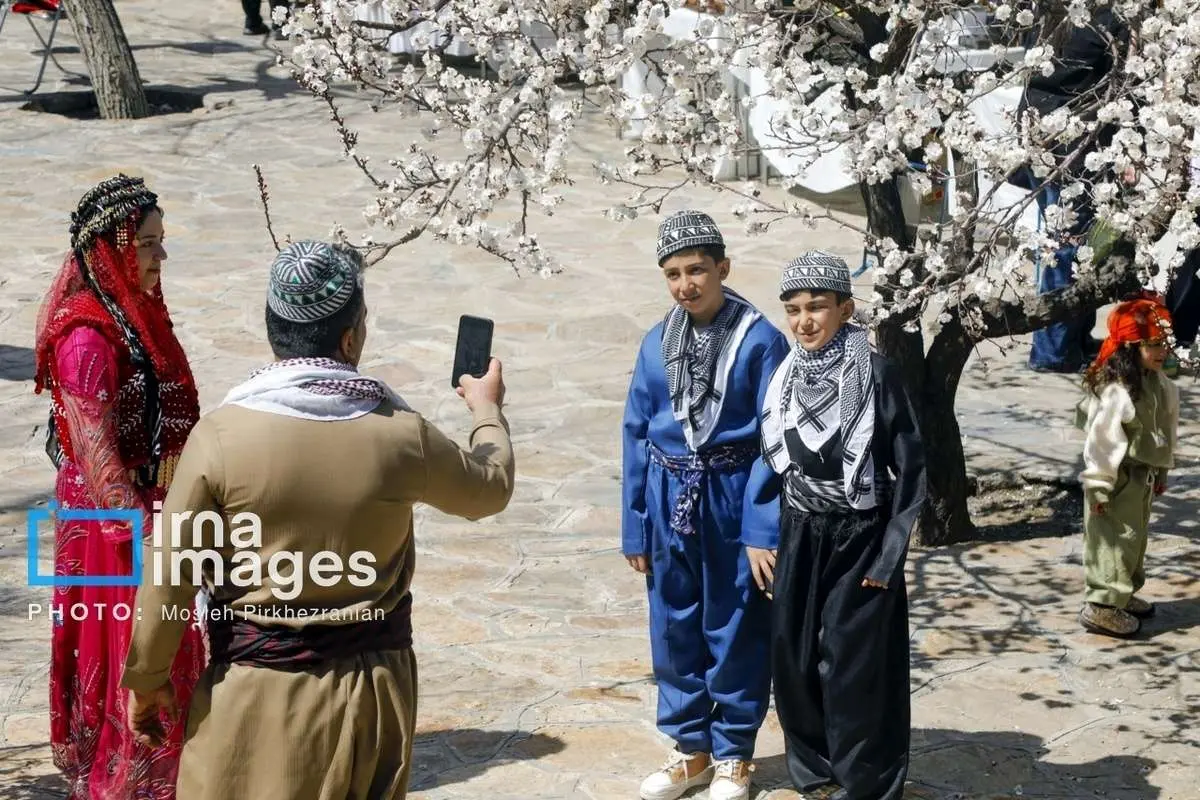 (تصاویر) گردشگران نوروز ۱۴۰۴ در خانه‌های تاریخی سنندج