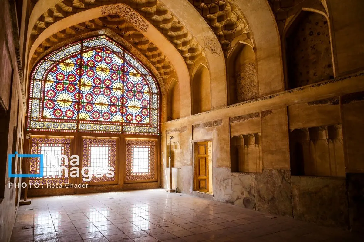 (تصاویر) گردشگران نوروز ۱۴۰۴ در محور زندیه در قلب شهر شیراز