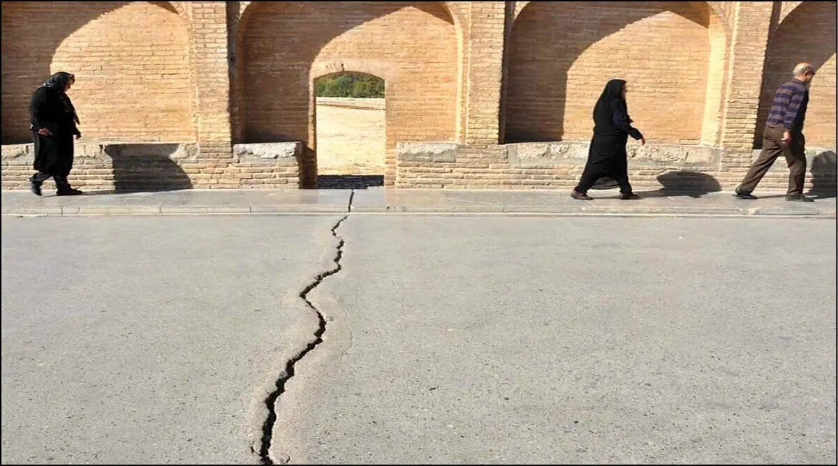 (ویدئو) فرو رفتن خودرو سازمان آب در زمین در پی فرونشست