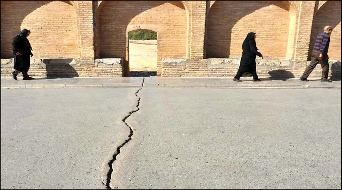 (ویدئو) فرو رفتن خودرو سازمان آب در زمین در پی فرونشست