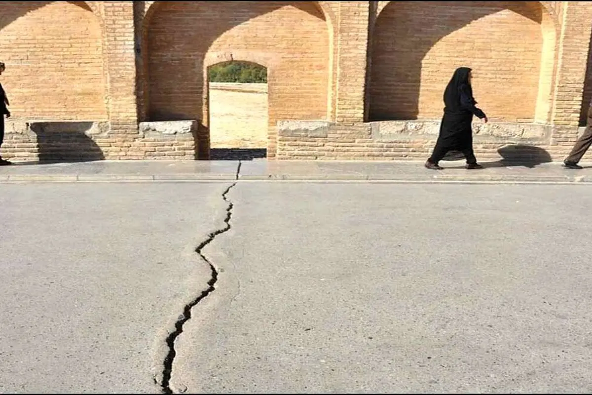 (ویدئو) فرو رفتن خودرو سازمان آب در زمین در پی فرونشست