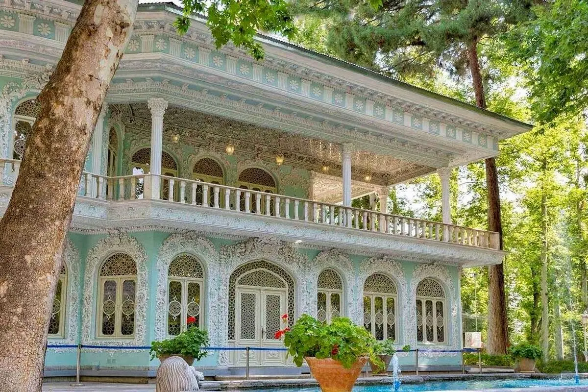 (تصاویر) قصری در زعفرانیۀ تهران که «زمان» در آن متوقف شده است