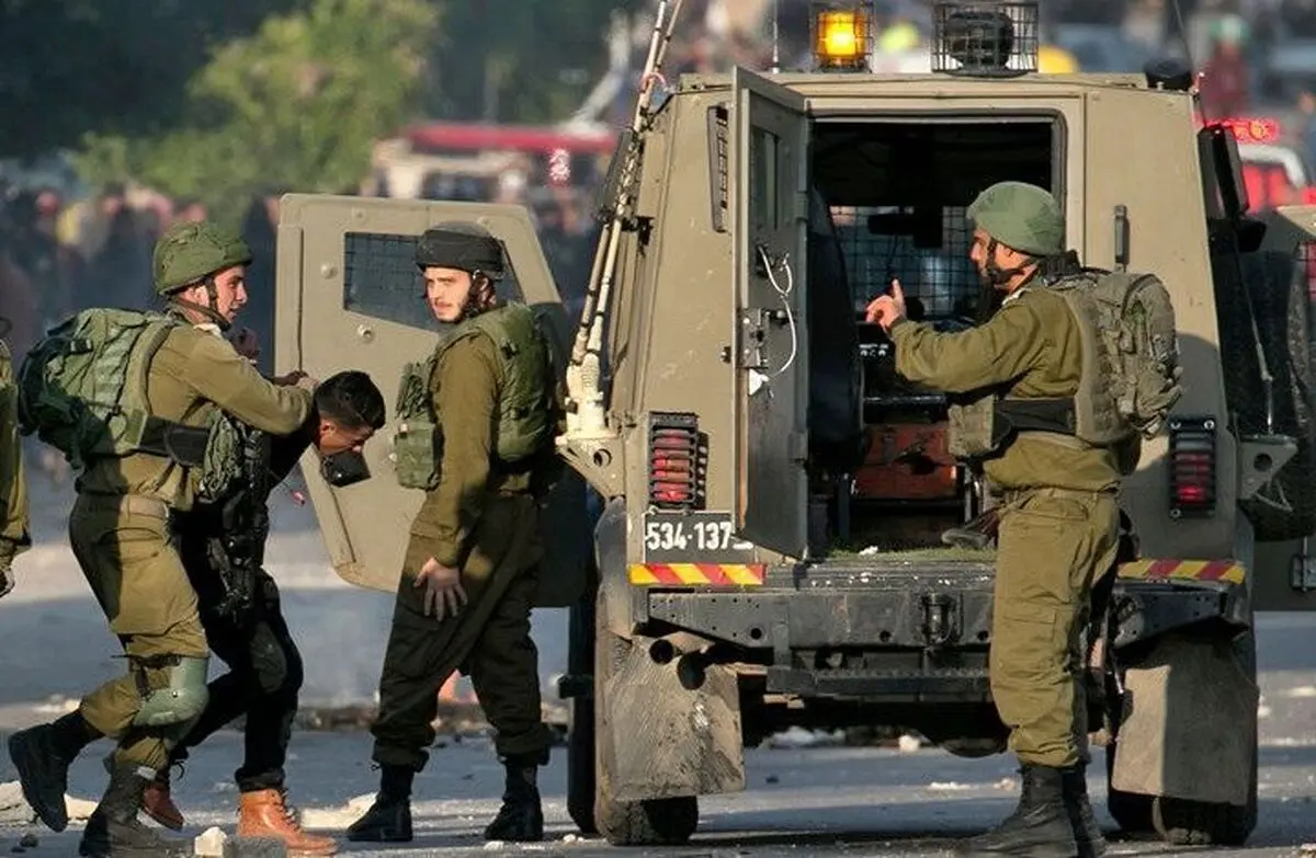 (ویدئو) شوکه شدن یک فلسطینی با دیدن سربازان اسرائیلی در خانه همسایه