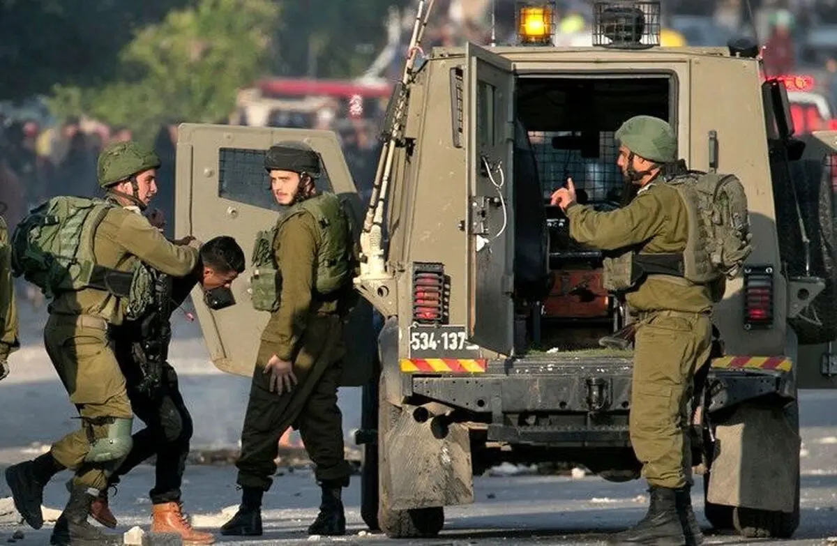 (ویدئو) شوکه شدن یک فلسطینی با دیدن سربازان اسرائیلی در خانه همسایه