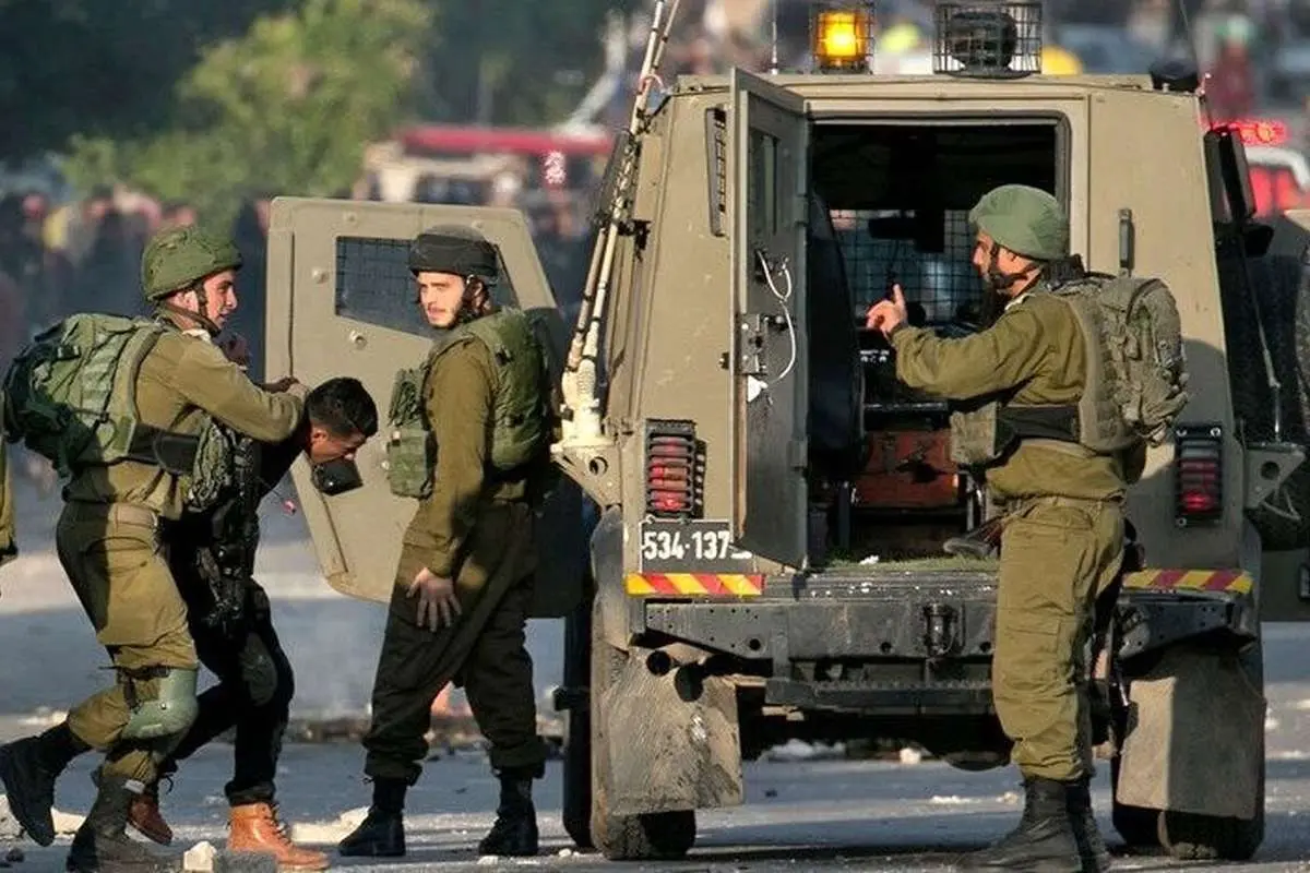 (ویدئو) شوکه شدن یک فلسطینی با دیدن سربازان اسرائیلی در خانه همسایه